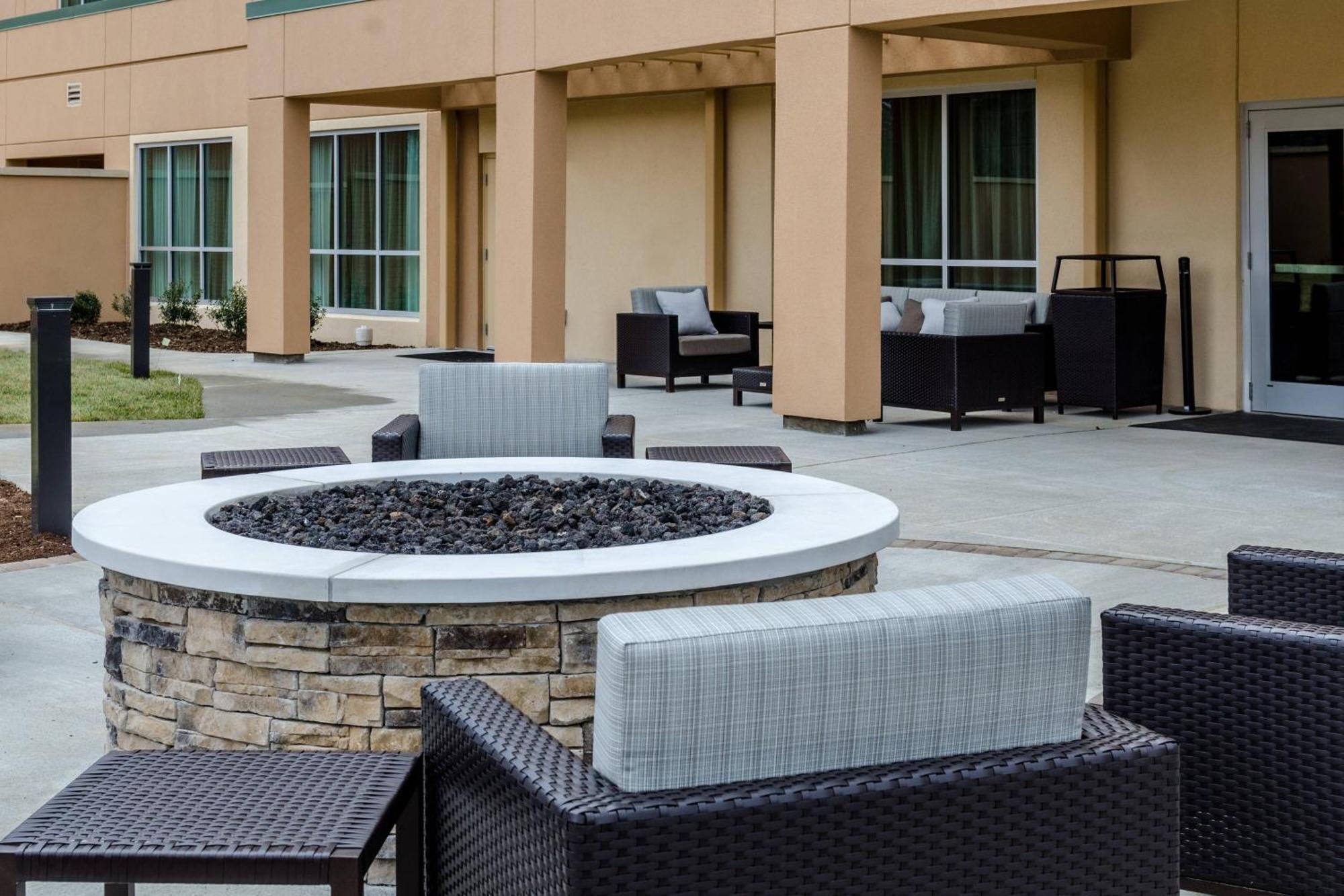 Courtyard By Marriott Somerset Bagian luar foto
