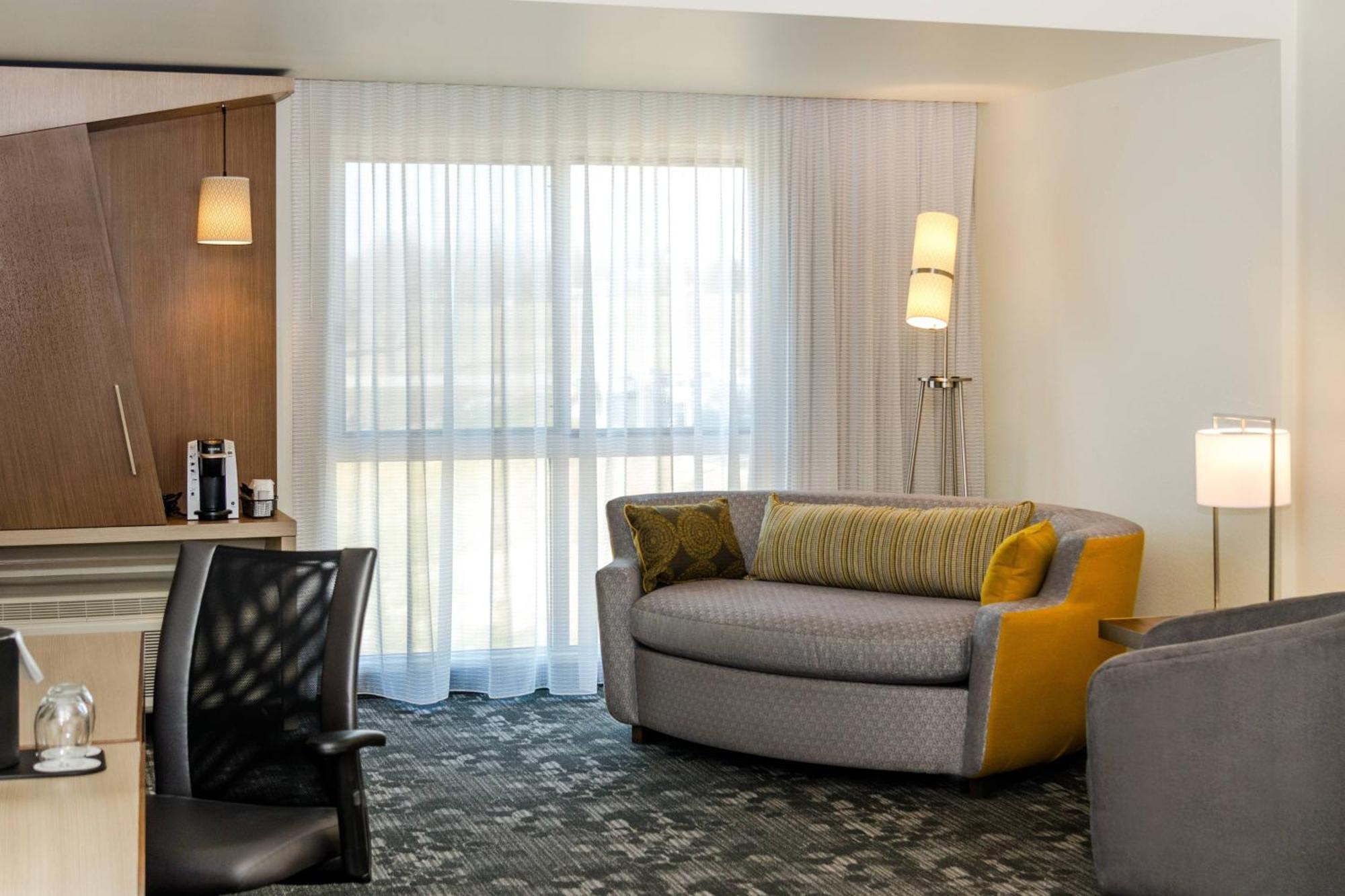 Courtyard By Marriott Somerset Bagian luar foto