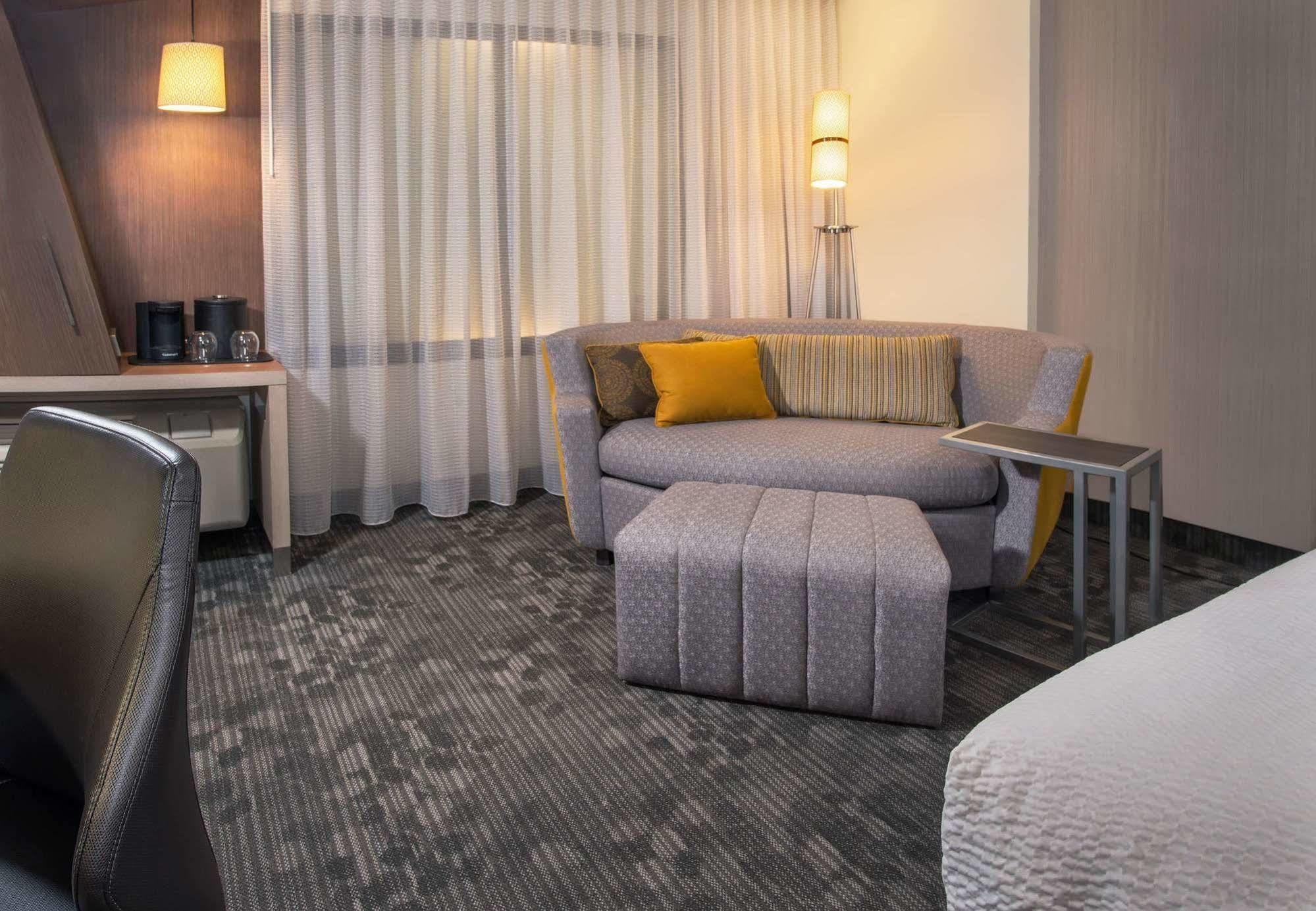 Courtyard By Marriott Somerset Bagian luar foto